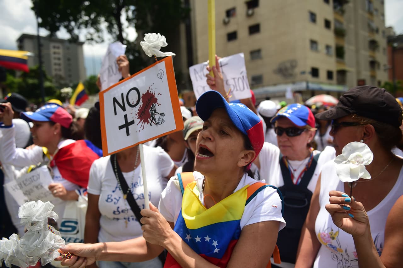 "No más muertos, no más sangre" es el mensaje de esta manifestante.