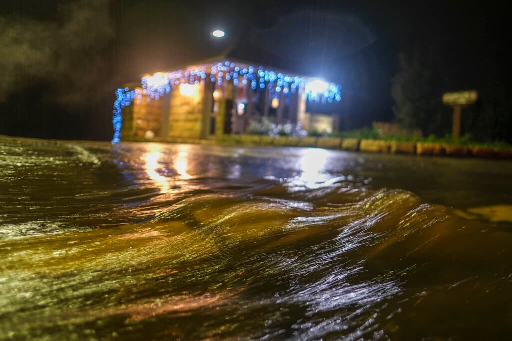 Niño de 5 años es arrastrado por las aguas en California cuando su madre lo llevaba al colegio