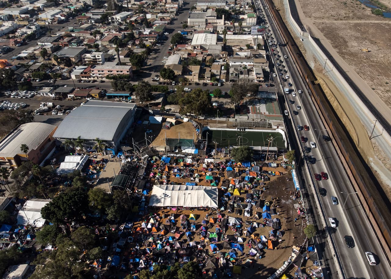 La Unidad Deportiva Benito Juárez se convirtió en una ciudad de tiendas de campaña, muy cerca de la valla fronteriza. Algunos migrantes han decidido pedir ayuda para regresar a sus países, otros aseguran que esperarán hasta el final.