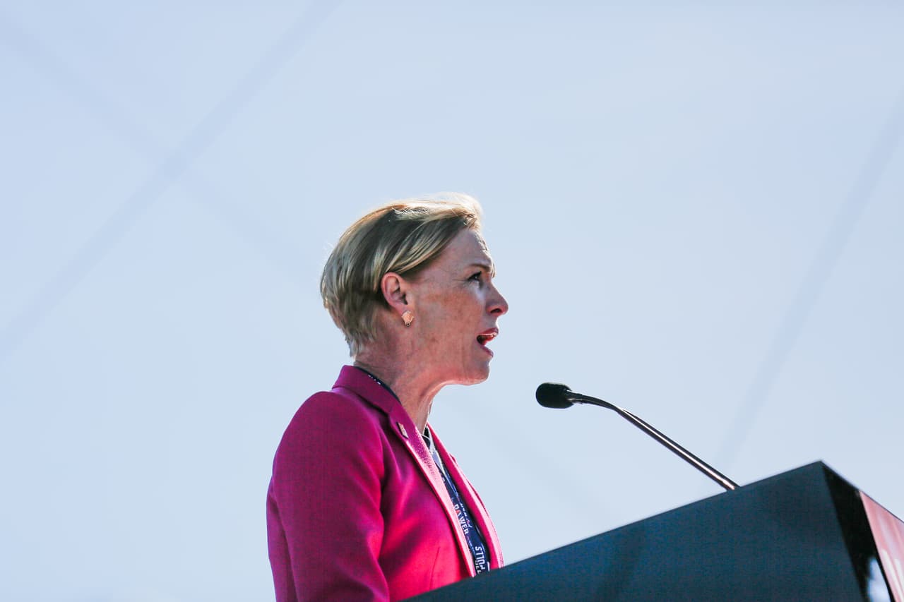 Cecile Richards, presidenta de Planned Parenthood aseguró que "en los últimos 12 meses las mujeres se han convertido en la fuerza política más poderosa de este país. Sin ninguna duda. Y nadie se lo hubiese imaginado. 
<b>A pesar de la desesperanza de las elecciones, se levantaron y eso ha sido fenomenal. </b>Para mí, la marcha les enseñó que podían hacerlo. No pedir permiso y simplemente comenzar a organizarse".