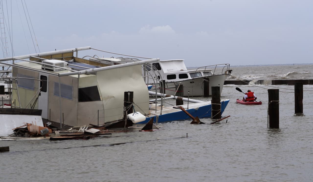Para los necesitados se abrieron refugios en hoteles, escuelas y gimnasios. En el condado de Hidalgo, Texas, un edificio comunitario conocido como el "Domo" fue reservado para los evacuados que dieron positivo para covid-19 o fueron expuestos al virus. El condado pidió a aquellos que necesitaran refugio que trajesen mascarillas y desinfectante de manos, de ser posible.