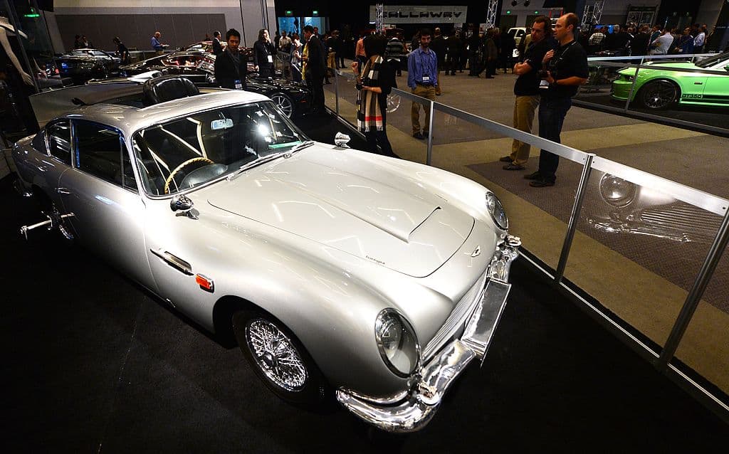 Otra de las características de las películas son los automóviles, los cuales eran una herramienta clave para James Bond, pues estaban equipados con armamentos.