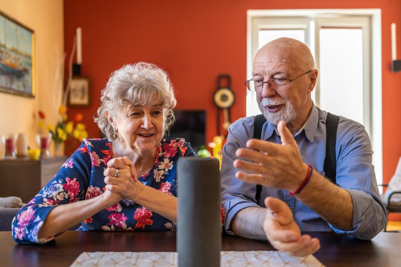 <b>Altavoces inteligentes, una agradable voz robótica que asiste en el hogar</b>
<br>
<br>Los dispositivos de reconocimiento de voz se están desarrollando desde 1970 pero no fué sino hasta 2010 que la tecnología se popularizó, 
<a href="https://www.huffpost.com/entry/siri-do-engine-apple-iphone_n_2499165"><u>gracias al software Siri lanzado por Apple para sus teléfonos</u></a>. 
<br>
<br>Los usuarios se acostumbraron al asistente electrónico y la tecnología se llevó a los altavoces. Pronto estos dispositivos se convirtieron en la consola de control del hogar para apagar o prender las luces, dirigir el aire acondicionado o subir o bajar las cortinas. 
<br>
<br>Alexa, de Amazon, se lanzó en 2014 y pronto fue seguido por el asistente de Google. Según 
<a href="https://www.edisonresearch.com/the-smart-audio-report-2020-from-npr-and-edison-research/"><u>un estudio de NPR y Edison Research</u></a>, hoy en día unos 60 millones de estadounidenses (el 24% de la población) tiene uno de estos dispositivos en casa.