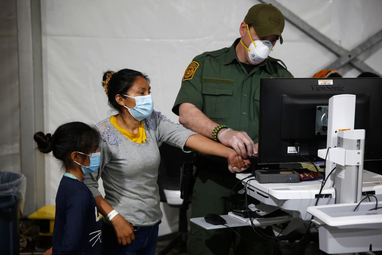 Los 
<a href="https://www.univision.com/noticias/inmigracion/objetos-abandonados-frontera-relatan-viaje-inmigrantes-estados-unidos-fotos" target="_blank">menores</a>, a su ingreso, reciben una valoración médica, son inspeccionados por piojos, sarna, fiebre y otras enfermedades. Se les lava el pelo con una manguera y las toallas son tiradas en un bote negro con la leyenda “piojos”. Un oficial migratorio toma los 
<a href="https://www.univision.com/shows/noticiero-univision/ese-era-mi-sueno-conocer-a-mi-mama-menor-centroamericano-que-cruzo-solo-la-frontera-con-mexico-video" target="_blank">datos biométricos de una madre inmigrante y su hija</a>. Las personas reciben brazaletes con un código de barras que muestra la fecha en que fueron bañados y sometidos al examen médico.
