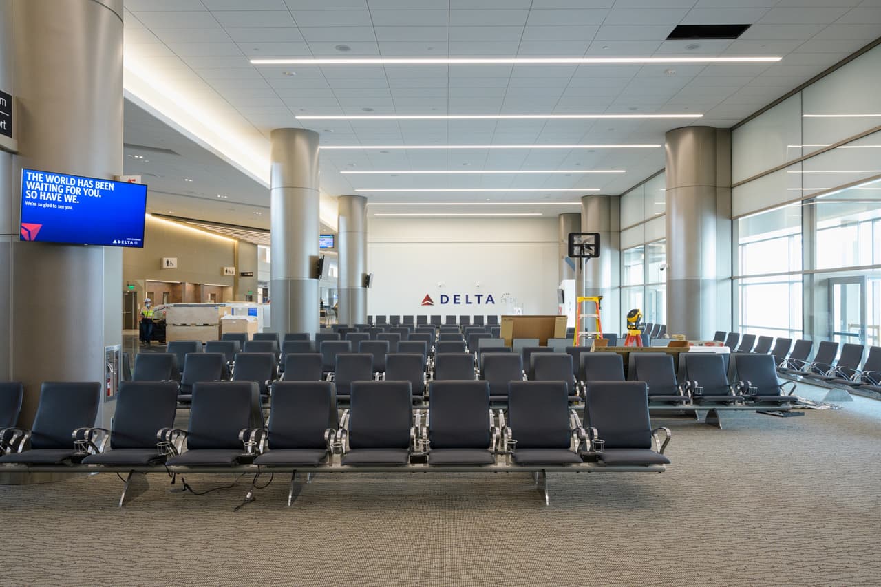 Los grandes espacio del nuevo aeropuerto permitiran guardar el debido distanciamiento social mientras dure la pandemia de Coronavirus.