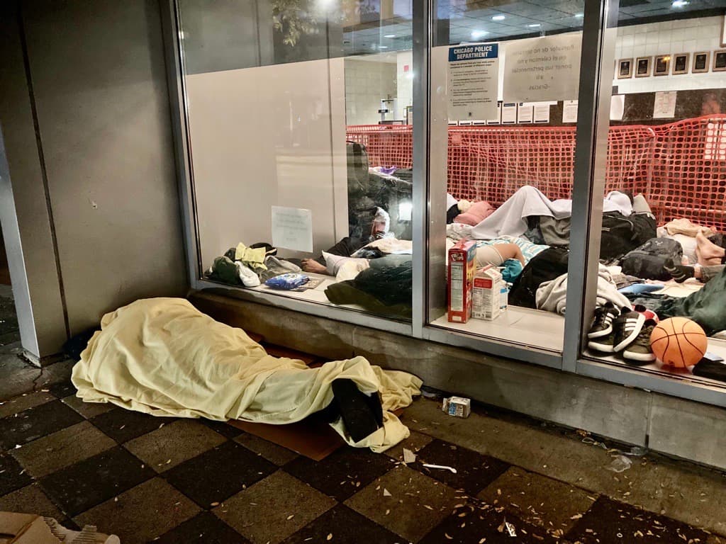 Estaciones de policías están colapsadas de migrantes que durmen tanto fuera como dentro, en el suelo.