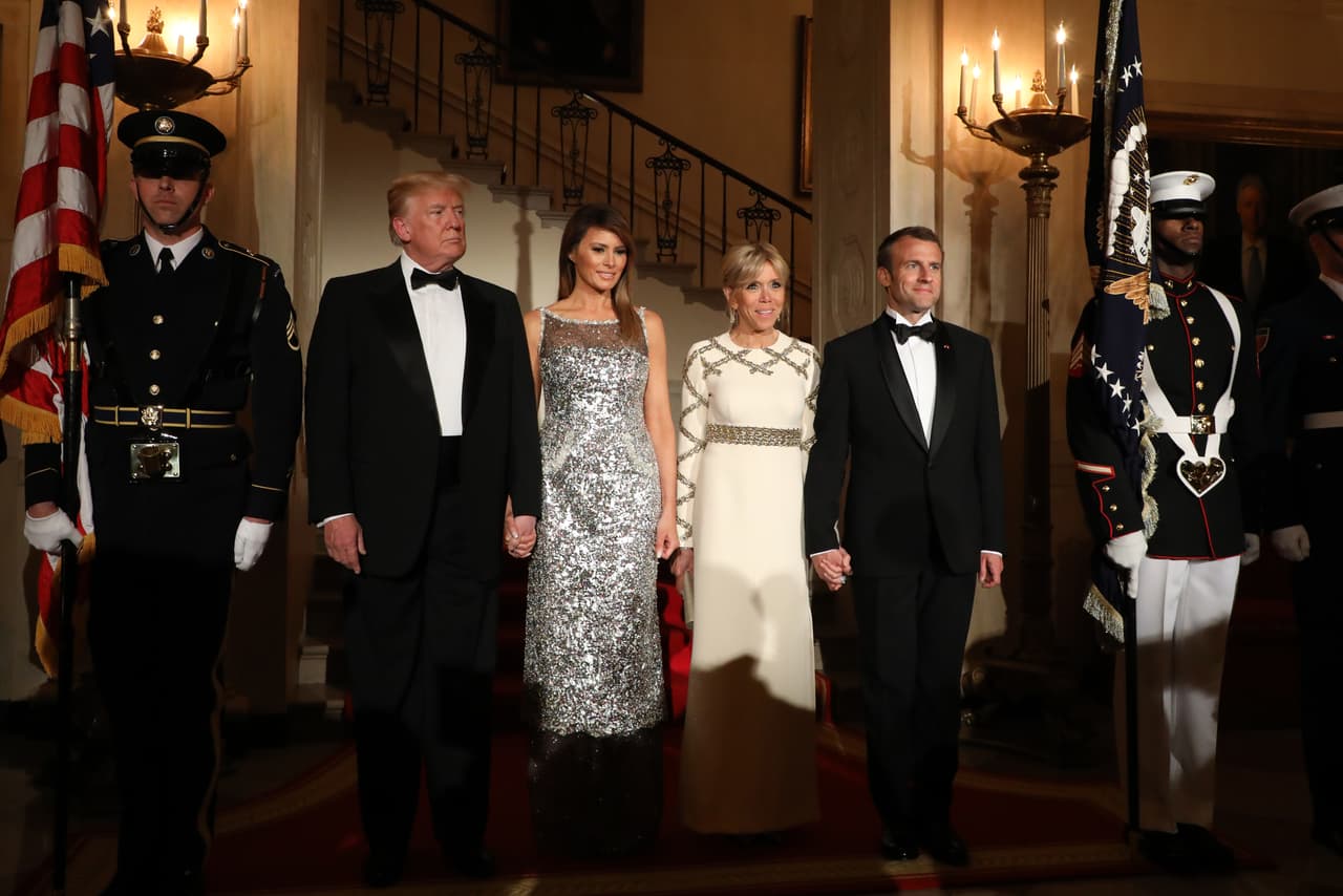 Las parejas presidenciales posan para las fotografías a la entrada del salón donde cenarán en la Casa Blanca. Macron espera aprovechar su amistad para progresar no solo en Irán, sino también en eximir a Europa de los aranceles al acero, y proteger el acuerdo climático de París.