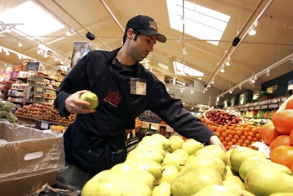 <b><a href="https://media.wholefoodsmarket.com/news/how-whole-foods-market-is-responding-to-covid-19" target="_blank">WHOLE FOODS</a>: Una hora antes del horario abierto para el público. </b>Todas las tiendas de Whole Foods Market atenderán a los clientes mayores de 60 años una hora antes de abrir al público en general. Revise el horario de la 
<a href="https://www.wholefoodsmarket.com/stores" target="_blank">sucursal más cercana a usted aquí</a>. 
<br>