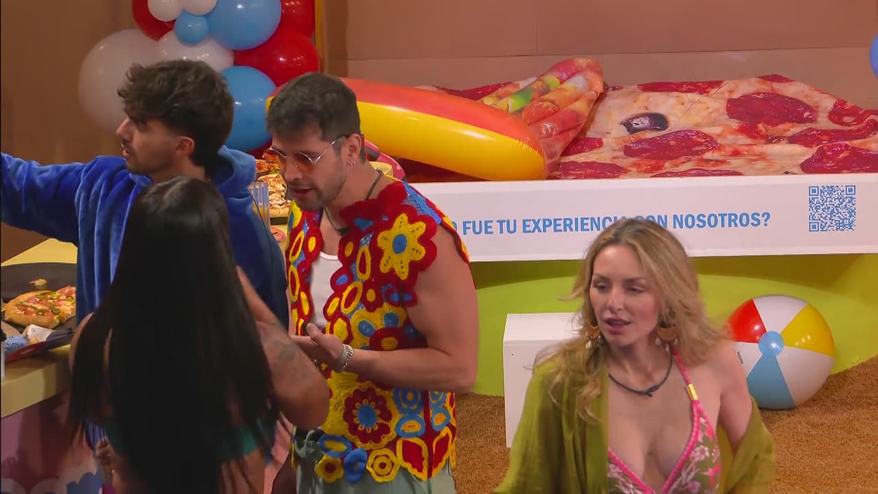 Moisés le roba un beso en la boca a Karina