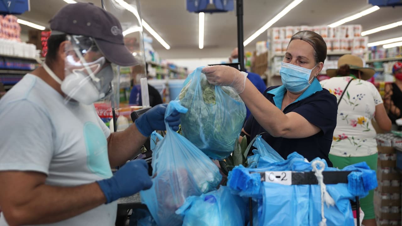 <b>En video: <b>Ten en cuenta estos consejos para administrar mejor tu dinero ante el aumento de la inflación</b></b>
<br>
<br>Hace un año, una familia integrada por cuatro personas necesitaba 674 dólares por mes para la comida. Hoy, necesitan $849, es decir, un 26% más. El experto en finanzas Carlos Guamán explica cómo puedes manejar mejor tu presupuesto recortando algunos gastos.