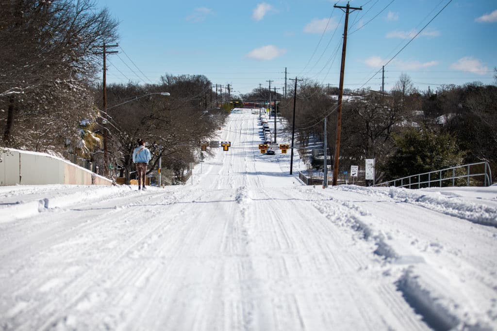 Dallas, San Antonio, Austin, Houston, Corpus Christi y Brownsville se mantienen en advertencia de tormenta invernal y con la nieve cubriendo su superficie con más de 10 pulgadas de altura.