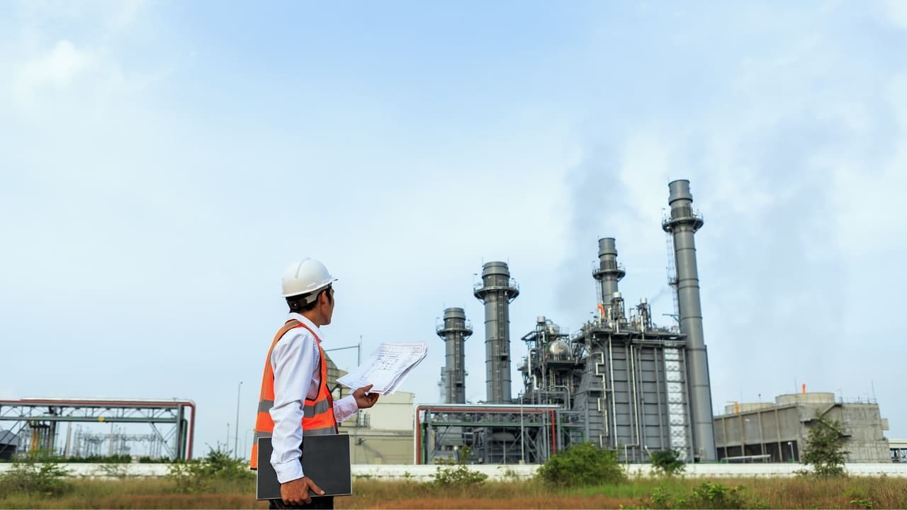 <b>5. Operadores de centrales eléctricas</b>
<br>Los trabajadores a cargo de operar, controlar o hacer mantenimiento a máquinas que generan electricidad ganaron 
<b>$114,420</b> en promedio anual.