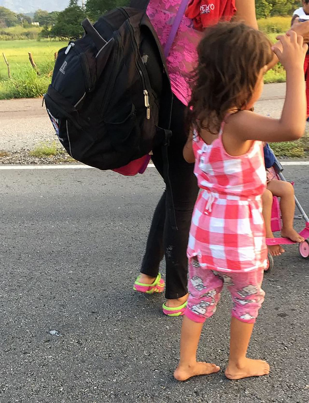 Una niña hondureña no identificada camina descalza porque perdió sus zapatos en un “jalón”, o cuando suben a algún vehículo que les ofrecen llevarlos. Sus familiares tenían la esperanza de que al llegar a Arriaga, el siguiente pueblo en su recorrido, encontraría otros.