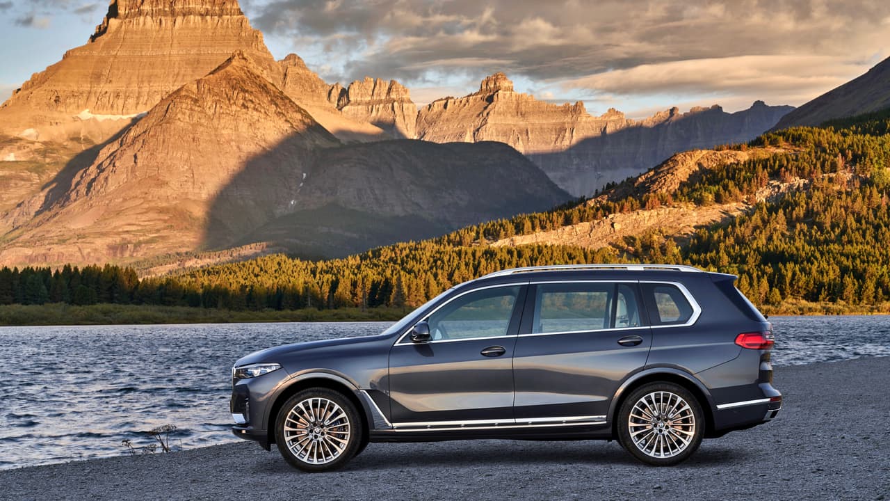 Las severas líneas del diseño de la BMW X7 le confieren un 
<b>sabor definitivamente alemán</b>, pero también algo genérico, que nos recuerda a la que será su máxima rival, la Mercedes-Benz Clase GLS.