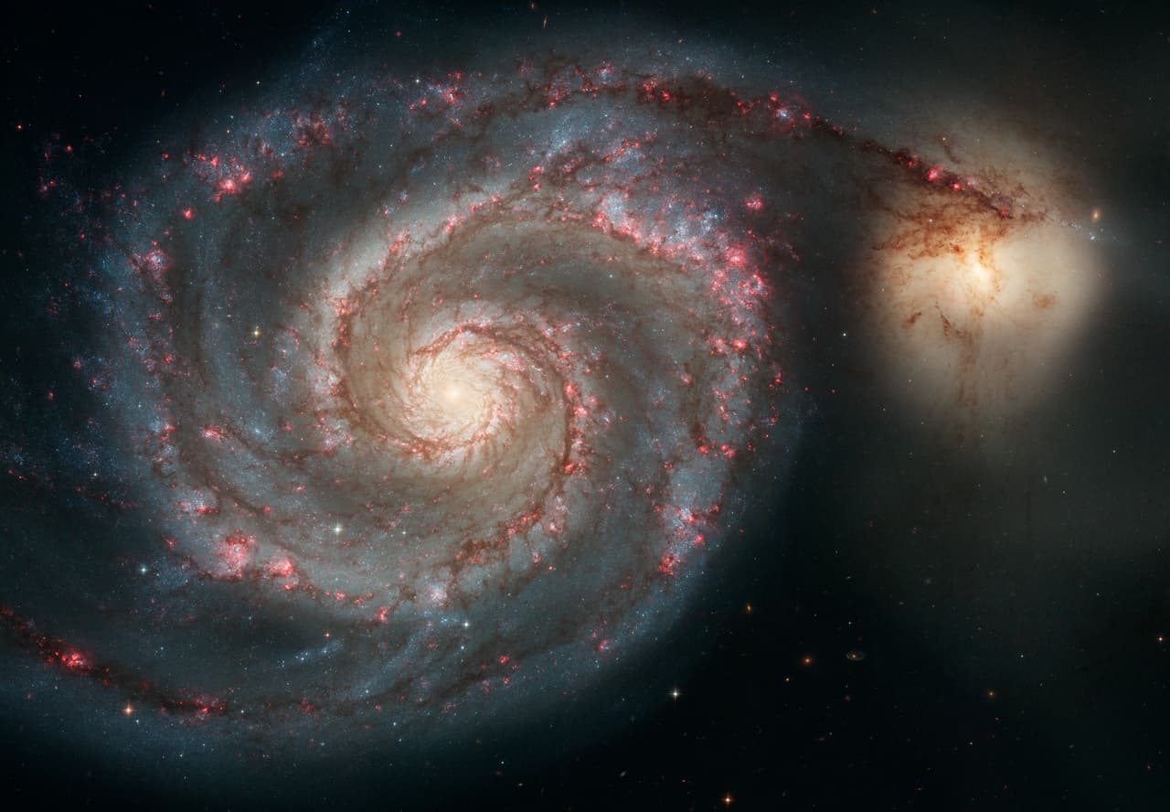 <b>Galaxia Espiral (2005).</b> Sus dos brazos curvos albergan estrellas jóvenes, mientras que su núcleo amarillo es donde residen las estrellas más antiguas. Gracias a la información obtenida por el Hubble se ha permitido explorar con detalle regiones de formación de estrellas.
<br>