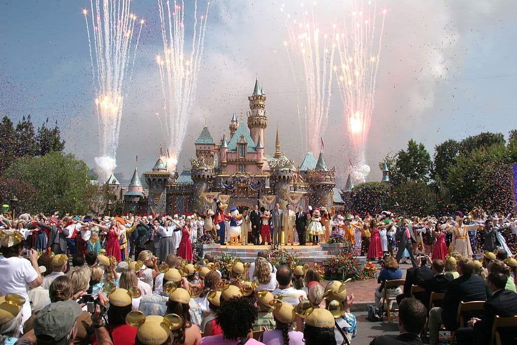 Disney suspende la pirotecnia en sus parques después de un incendio registrado en Anaheim
