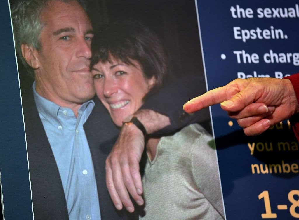 Este viernes la fiscalía pidió al Tribunal de Distrito de los Estados Unidos en Manhattan que no acepte la oferta de 
<b>una fianza de $28.5 millones que los abogados de </b>
<a href="https://www.univision.com/noticias/estados-unidos/ghislaine-maxwell-fue-arrestada-con-tres-pasaportes-y-millones-de-dolares-en-el-banco">Ghislaine Maxwell </a> dieron para transferirla a prisión domiciliaria.
<br>