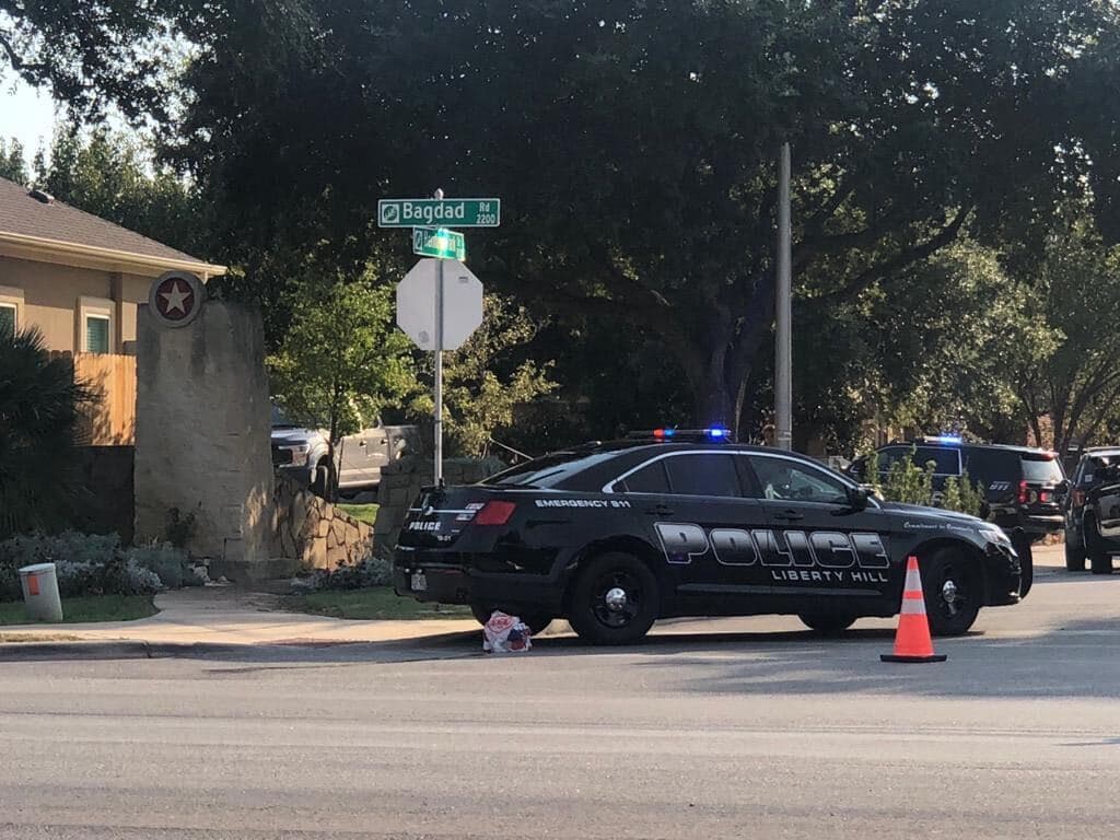 El sospechoso fue descrito como un hombre en sus 20 años. 
<br>
<br>El Departamento de Seguridad Pública de Texas, Texas Rangers, SWAT, la Policía de Round Rock, la Policía de Leander y la oficina del alguacil del condado de Williamson estuvieron entre las agencias policiales que respondieron a la escena.