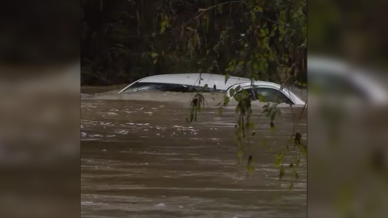 Rescatan a madre y continúa la búsqueda de dos niños tras inundación en Smithfield 
