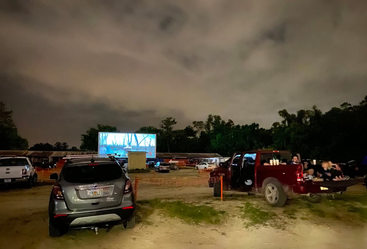 Las personas disfrutan de la película desde sus carros, que están separados 10 pies uno del otro. 
<br>