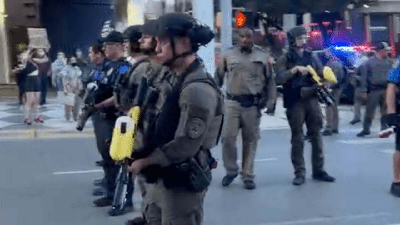 Las agencias involucradas eran la policía de Austin, así como el Departamento de Seguridad Pública de Texas (DPS). Los oficiales ordenaron a los manifestantes irse del sitio, pero algunos les hicieron frente.