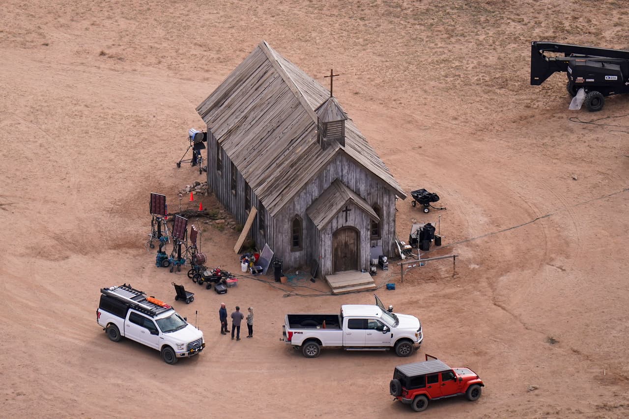 <b>Otra tragedia en un set de Hollywood</b>
<br>
<br>Una vista aérea del rancho Bonanza Creek, en Santa Fe, Nuevo México. En esta instalación, utilizada para la filmación de comerciales y películas, 
<a href="https://www.univision.com/noticias/sucesos/tragedias-en-filmaciones-alec-baldwin-disparo-muerte-accidente-fotos-peliculas-fotos"><u>resultó muerta una directora de fotografía</u></a> el 21 de octubre. 
<br>
<br>El veterano Alec Baldwin habría disparado accidentalmente una pistola de utilería cargada con balas reales que impactaron a dos personas que estaban en el set. En el incidente resultó muerta 
<a href="https://www.univision.com/noticias/sucesos/alec-baldwin-habla-por-primera-vez-a-medios-muerte-hutchins"><u>Halyna Hutchins</u></a>, directora de fotografía y Joel Souza, director de la película, resultó herido.