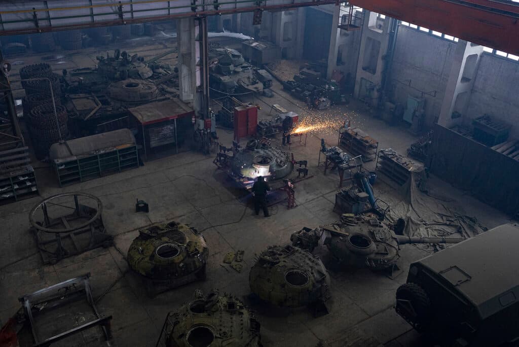 Trabajadores reparan tanques T-64 rusos, de la era soviética en una planta en Kharkiv. El acecho de Rusia a la antigua república soviética ha impulsado su acercamiento con los miembros de la Organización del Tratado del Atlántico Norte (OTAN).