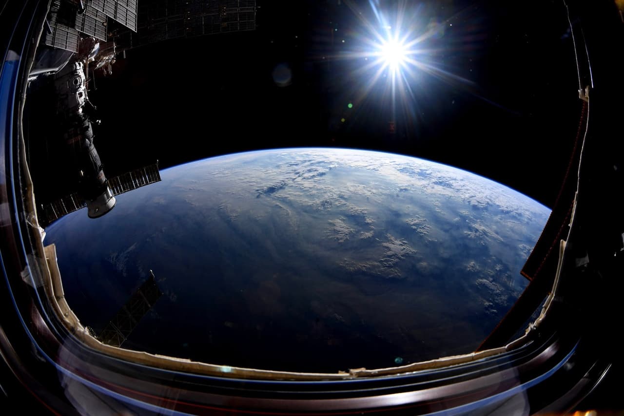 “Hoy es mi último lunes viviendo en este laboratorio en órbita y estoy aprovechando mis últimos paisajes. La ISS es realmente una maravilla de ingeniería”, comentó Hague junto a esta fotografía, publicada el 30 de septiembre. 
<a href="https://www.nasaspaceflight.com/2019/10/soyuz-ms-12-crew-head-home/" target="_blank">En total el astronauta dió 3,248 vueltas a la tierra en los 203 días de misión. </a>