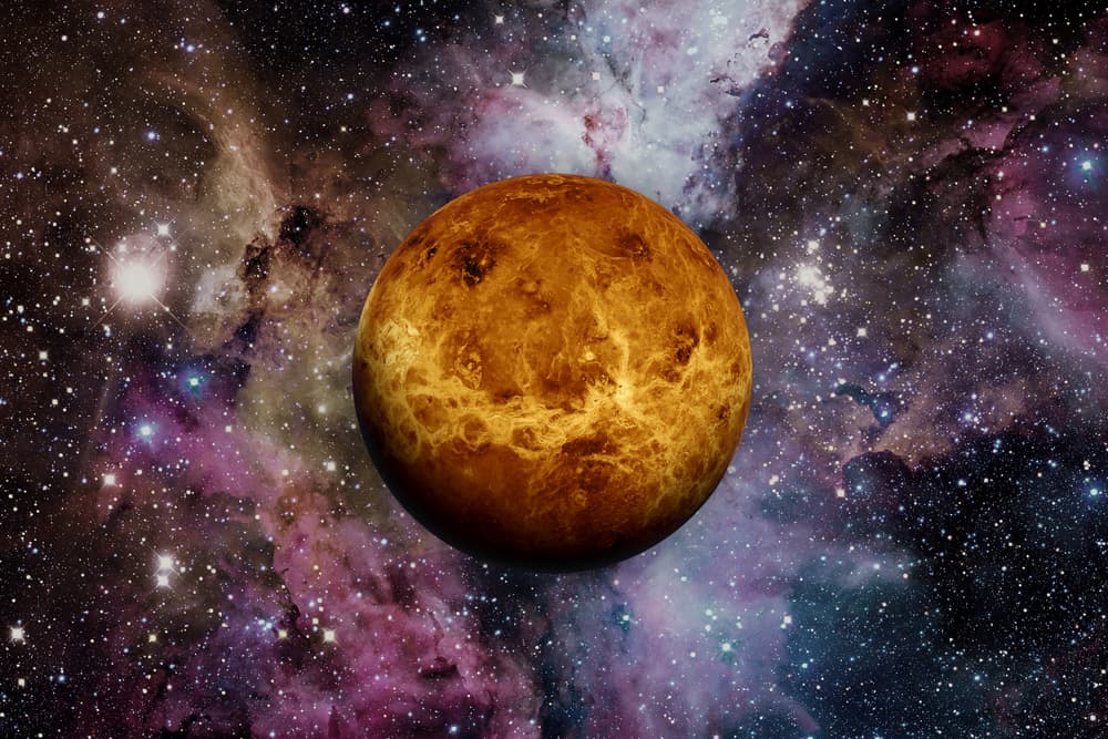 Como mencionamos, Venus es el planeta más próximo a la Tierra, pero la distancia mínima respecto a nuestro planeta es de 42 millones de kilómetros y está separado del Sol por unos 108 millones de kilómetros. MILLONES DE KILÓMETROS, ¿te imaginas?