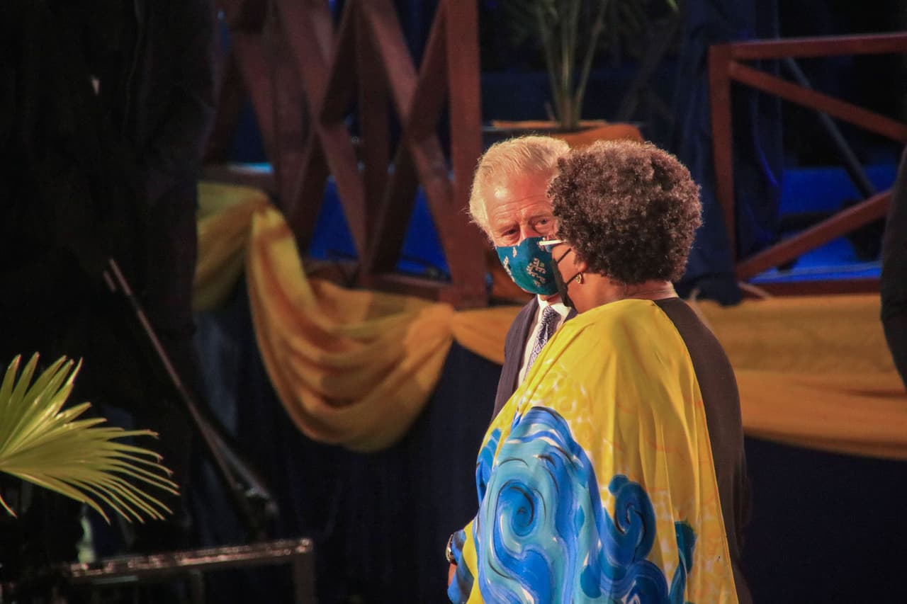Carlos junto a la primera ministra Mottley . “Desde los días más oscuros de nuestro pasado y la espantosa atrocidad de la esclavitud, que mancha para siempre nuestra historia, la gente de esta isla forjó su camino con una fortaleza extraordinaria”, dijo el príncipe de Gales.
<br>
<br>Además, agradeció a los funcionarios de Barbados por invitarlo y dijo que admira lo que han logrado. 
<br>