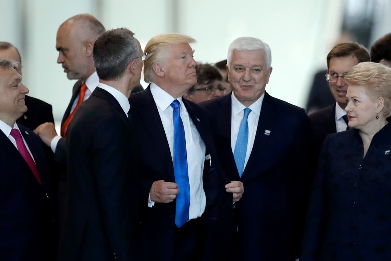 <b>Abran Paso.</b> Durante la cumbre de la OTAN en mayo de 2017, el presidente no solo intentó expresar con su rostro fortaleza política, sino también física. Cuando los mandatarios se preparaban para tomarse la foto oficial, Trump buscó su puesto en la primera fila de la toma. El empujón que dio frente a las cámaras al primer ministro de Montenegro, Dusko Markovic, es uno de los momentos más recordados del evento.