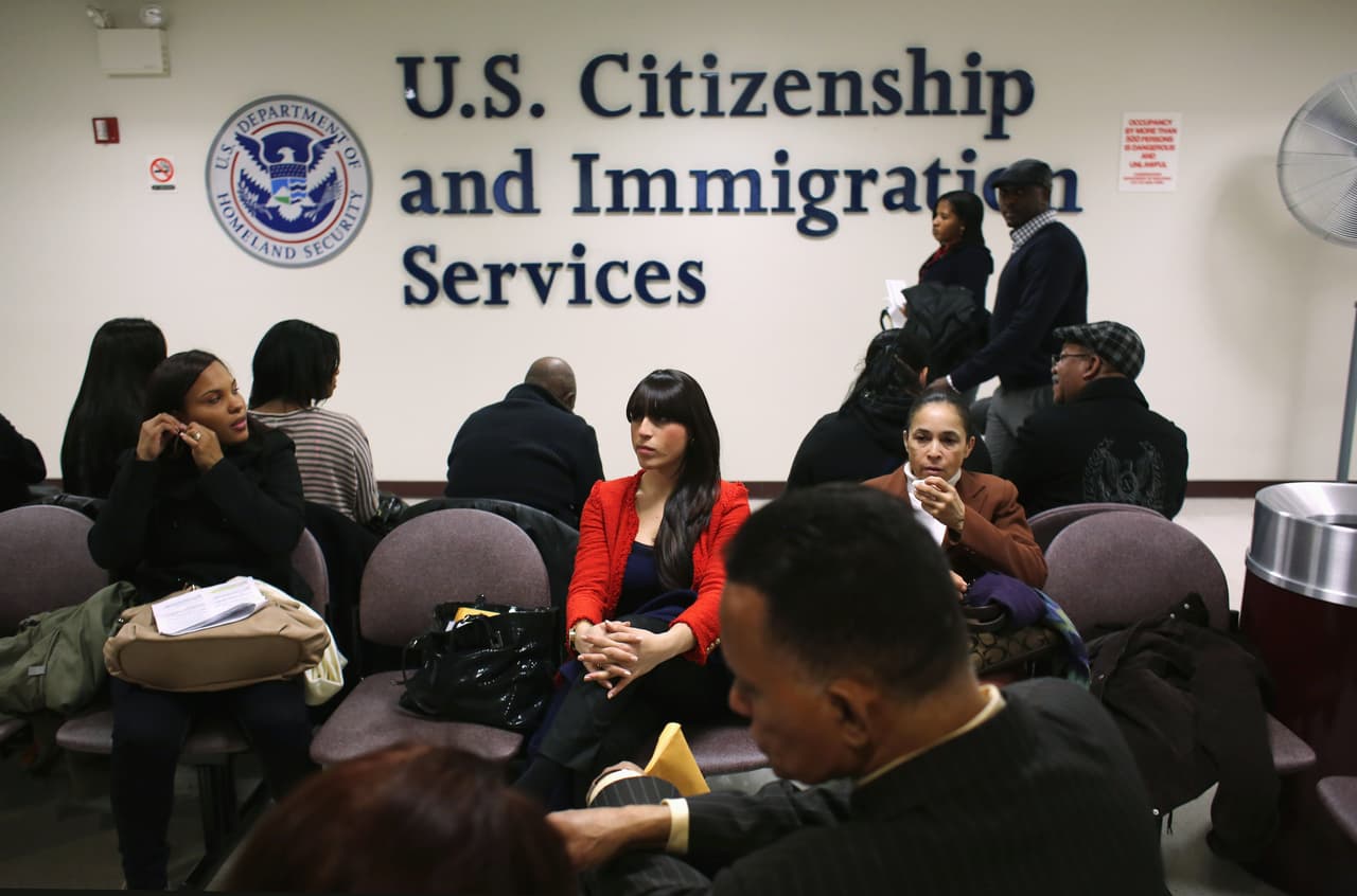 ¿Cómo prepararte ante una deportación?: la diferencia entre un abogado y un notario