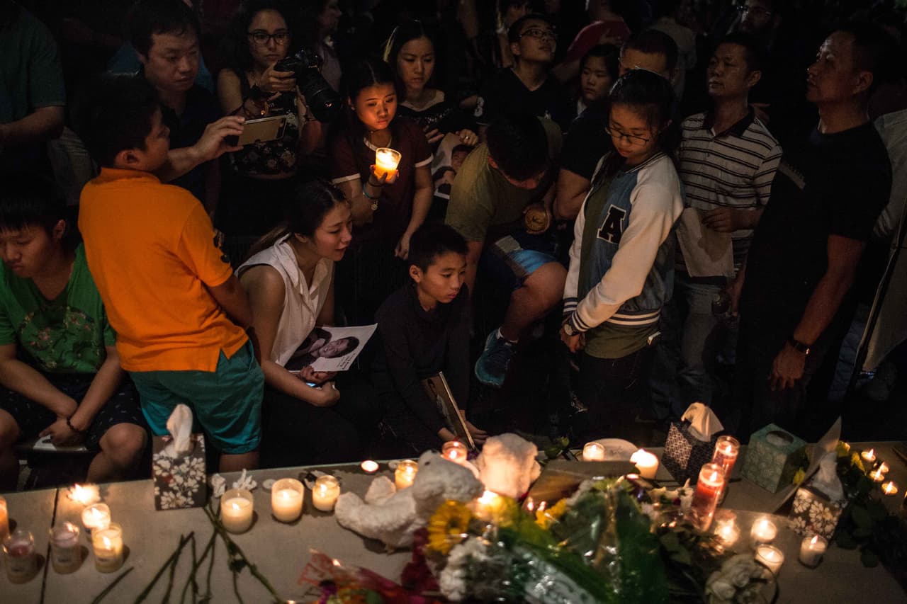 El Pine Trails Park se convirtió en uno de los epicentros del drama de Parkland. Durante el día, sus instalaciones ofrecieron atención psicológica, comida y bebida para la comunidad. En la tarde, grupos de estudiantes se abstraían por unos momentos de la dureza de las últimas 24 horas. Y al atardecer, llegaron centenares de familias más para encender velas en recuerdo de los muertos y heridos.