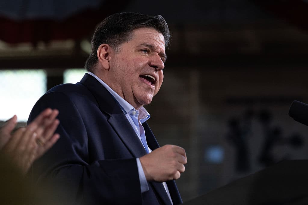 En un video oficial, con el cual dio inicio a su campaña, Pritzker destacó entre sus logros sus exitosos presupuestos estatales y el 
<b>aumento del salario mínimo </b>y las posiciones de empleo.
<br>
<br>También sacó a relucir las medidas de seguridad en el uso de armas de fuego y la asequibilidad y el derecho al aborto en un estado que designó 
<b><a href="https://www.univision.com/local/chicago-wgbo/chicago-rechaza-limitar-protecciones-inmigrantes-indocumentados-ciudad-santuario" target="_blank">como "santuario".</a></b>