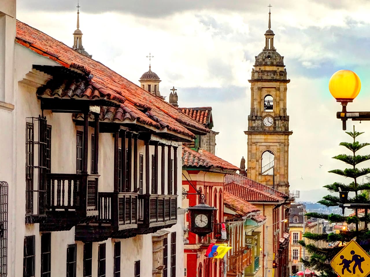 Esta perspectiva de las 
<b>calles de Bogotá,</b> la capital de Colombia, es suficiente para entender por que este país está entre los 10 a los que vale la pena viajar en 2017. | Foto: iStock.