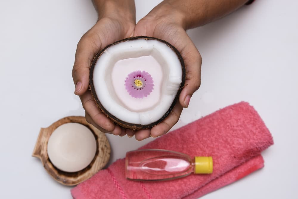 Además, el coco tiene varios poderes mágicos, y se le atribuyen propiedades relacionadas con el amor y la sensualidad. Aumenta el calor del cuerpo y el 'sex appeal' para estimular una relación.