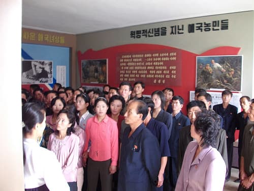 A pesar de las dudas que existen sobre el suceso,
<b><a href="https://news.vice.com/article/they-are-cannibals-kim-jong-un-visits-north-koreas-us-war-atrocities-museum"> el Museo Sinchon de las Atrocidades de EEUU en la Guerra (Sinchon Museum of United States War Atrocities)</a>, </b>como se ha bautizado, recrea
<b><a href="http://foxtrotalpha.jalopnik.com/north-korea-opens-grizzly-new-museum-to-mark-their-kore-1720451315"> con impresionantes figuras de cera</a></b> y 
<b><a href="https://www.flickr.com/photos/zaruka/sets/72157622514076596/">con pinturas vívidas lo que sucedió en la guerra</a>,</b> convirtiéndose en una útil herramienta pedagógica para enseñarle al pueblo lo que piensa el líder: “Esta masacre evidencia que ellos son caníbales y homicidas buscando placer en la tortura”.
<br>