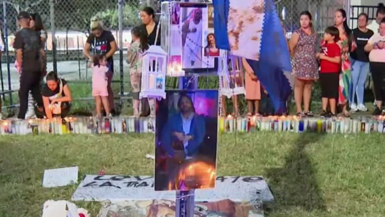 <h3 class="cms-H3-H3">La muerte de "El Taiger"</h3>
<br>El músico cubano ‘El Taiger’ fue declarado muerto el 10 de octubre, por lo que varios de sus seguidores en el sur de Florida se congregaron para exigir justicia. “Pedimos que se aclare el caso y que se logre apresar a quien tuvo que ver con esto”, dijo Juan Carlos, fanático del artista.