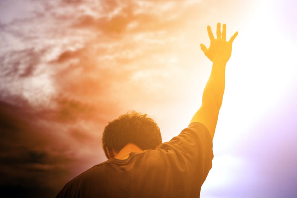 Deja que las velas se consuman y luego deja las ramas de laurel y ruda por la entrada de tu casa y por ventanas, para dejar todo lo malo afuera y llamar energía positiva.