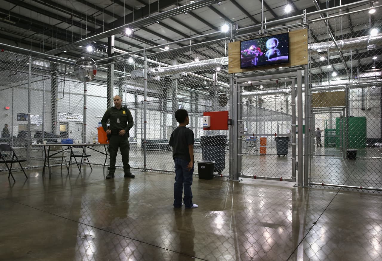 Republicanos acusan a Biden de retener a niños migrantes más de lo permitido: ¿cuánto tiempo los retuvo Trump?