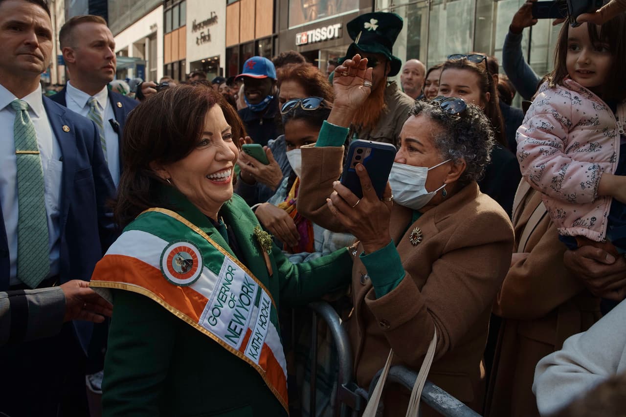 La gobernadora Kathy Hochul saluda a algunas personas durante el Desfile del Día de San Patricio.