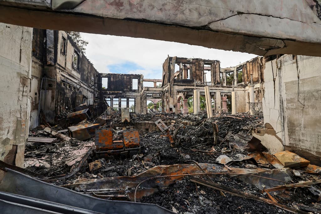 El huracán 
<b>Helene provocó grandes daños en múltiples ciudades de Florida</b>. Por ejemplo, 
<b>en Davis Island, Tampa, las inundaciones causaron estragos</b>. El viernes en la mañana, por razones bajo investigación, un incendio consumió dos viviendas.