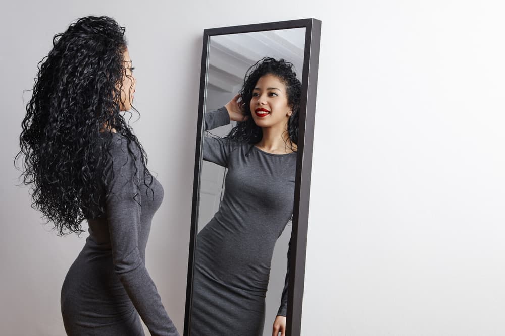 En el mundo de la moda el espejo grande es indispensable, y las personas que cuidan su apariencia no salen a la calle sin haberse visto antes en el espejo para comprobar que están bien vestidos o vestidas, que no se les sale una prenda íntima por debajo de la falda, o en el caso de los hombres ¡que no les ha quedado crema de afeitar en la cara!