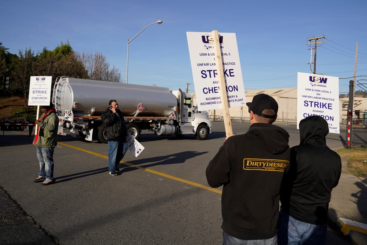 Más de 500 trabajadores de una 
<b>refinería de Chevron Corp.</b> en el Área de la Bahía de San Francisco se declararon en huelga el lunes debido a una 
<b>disputa contractual</b>.
<br>