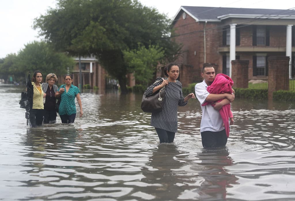 Tan solo unos cuantos días después del eclipse solar, el huracán Harvey entró a Texas el 25 de agosto como el huracán más fuerte y con más daños materiales que haya tocado el estado, causando tremendas inundaciones y devastación en ciudades enteras como Houston y Galveston. No en vano, tormenta viene del latín tormênta y significa “tormento”, mientras que temporal viene del francés antiguo 
<i>tormente </i>y quiere decir
<i> </i>“desgracia”.
<br>