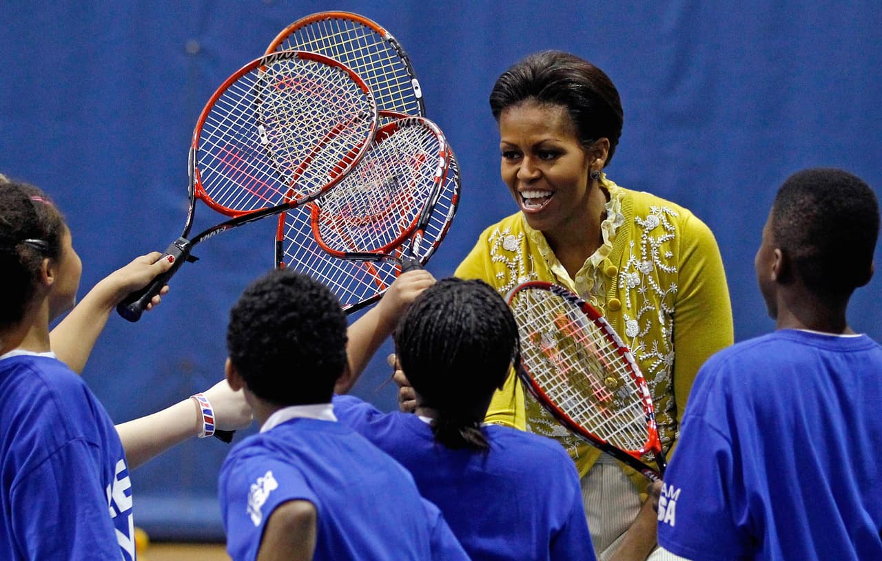 Trabajó con la Asociación de Tenis de Estados Unidos para 
<a href="https://www.usta.com/usta_joins_first_lady_michelle_obama_to_encourage_children_to_be_active/"><u>construir o renovar</u></a> más de 6,200 canchas de tenis para que pudieran ser usadas por niños de todo el país. También promovió la formación de más de 12,000 entrenadores y logró inscribir a más de un millón de niños en su reto Presidential Active Lifestyle Award (PALA).