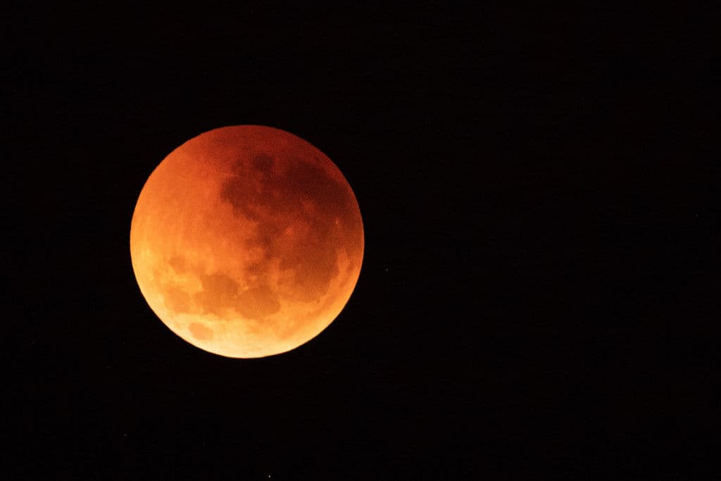 <b>“Tenemos tres eventos que van a ocurrir sucesivamente: la super luna, también la super luna de sangre, la luna de flores y un eclipse total”,</b> dijo David González, meteorólogo de Univision 34 Los Ángeles.