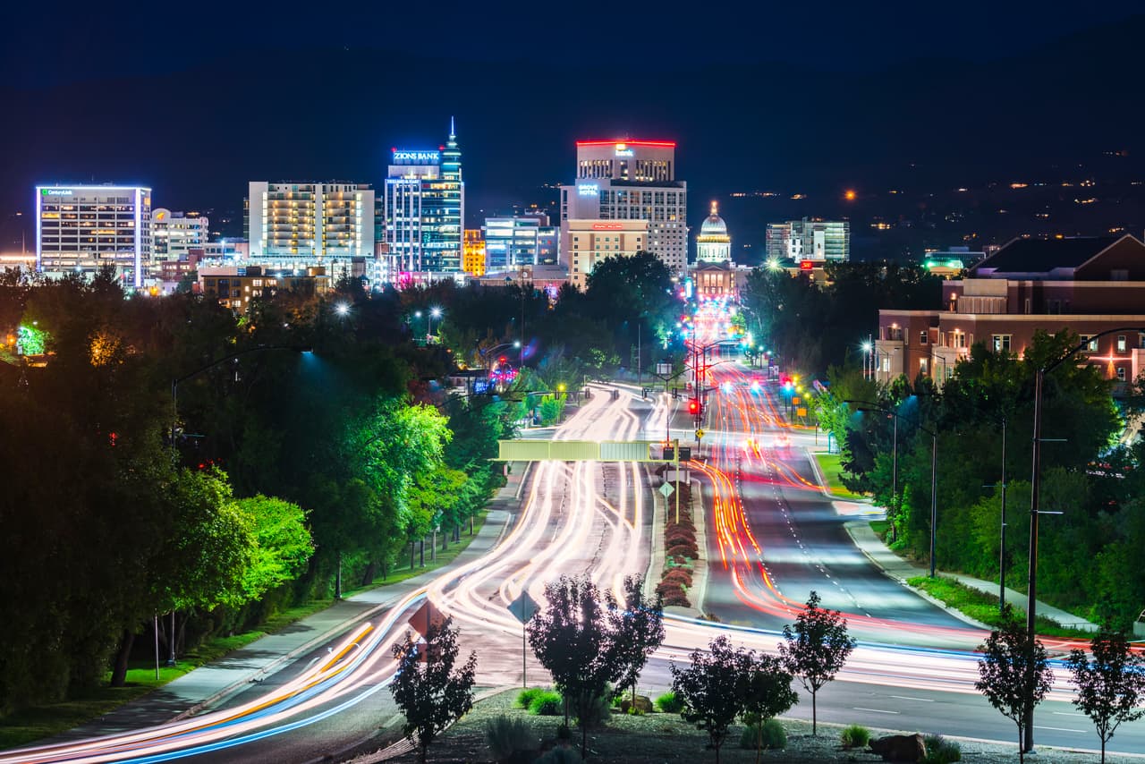 <b>Idaho: Boise. – Obtuvo 72.19 de 100 puntos dentro de las mejores ciudades de clase media para vivir.</b> Es el principal centro comercial e industrial del estado y una de las ciudades que más crece del país. Cuenta con una amplia gama de lugares de entretenimiento y centro comerciales.
<br>