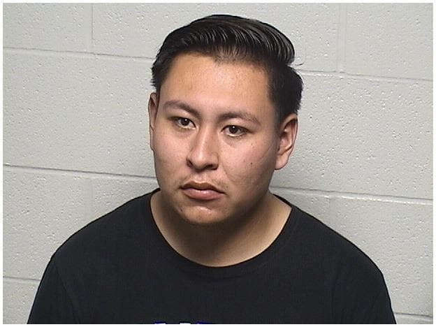 El conductor del vehículo, Brandon Hidalgo-Flores, de 23 años y residente de la cuadra 5000 de South California Avenue, en Chicago, y los otros dos ocupantes, Efrén Valadez, de 38 años y miembro documentado de una pandilla, así como José López-Arellanes, de 52 años, sin domicilio permanente, fueron detenidos.El Grupo de Investigaciones Especiales de la Oficina del Alguacil del Condado Lake llevó a cabo una investigación adicional, obteniendo suficiente información para creer que había más drogas en un apartamento de la cuadra 1900 Drake Avenue, en Chicago.