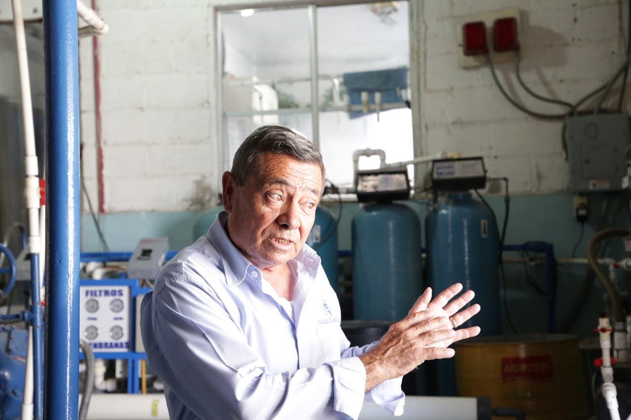 <b>Adolfo Quiroz, Sonoyta (Sonora). </b>Por casi cuatro décadas Adolfo Quiroz ha mantenido y fortalecido su compañía ‘Hielera de Sonoyta’, un negocio familiar que cuenta con nueve empleados. Por estos días, cuando las temperaturas superan los 40 grados, es de los más populares entre los vecinos. El hombre le pide a las autoridades locales que salgan elegidas el domingo que mejoren el sistema de deshechos, el drenaje de aguas y la salud pública. Respecto a la presidencia de México, cree que la gente está desesperada con la actuación de los partidos que se han alternado en los úlitmos años el poder y ve a López Obrador con esperanza.